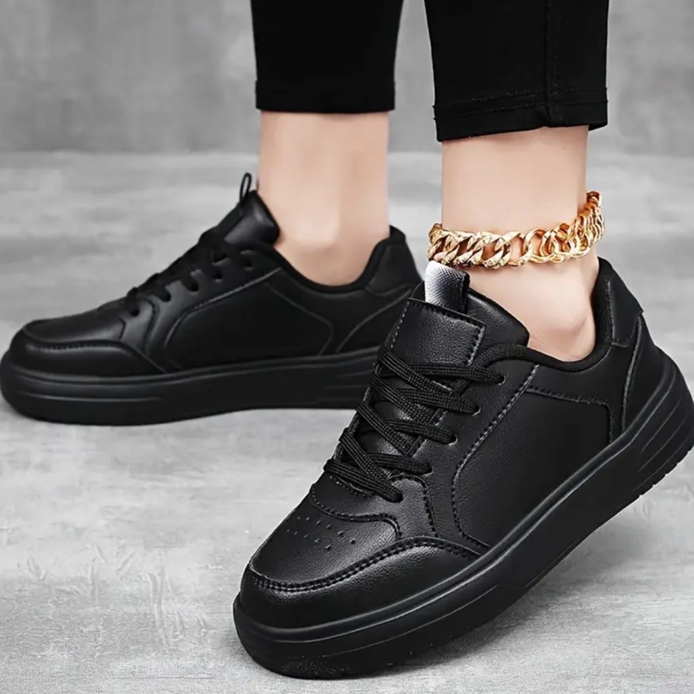 Women’s Black Solid Minimalist Sporty Sneakers